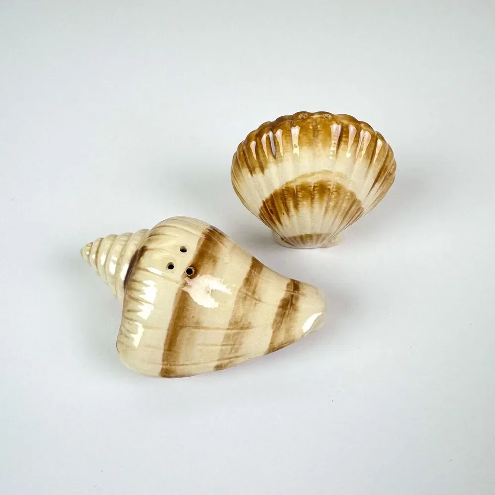 Vintage Ceramic Seashell Salt & Pepper Shakers / Coastal Cottage Kitchen Decor